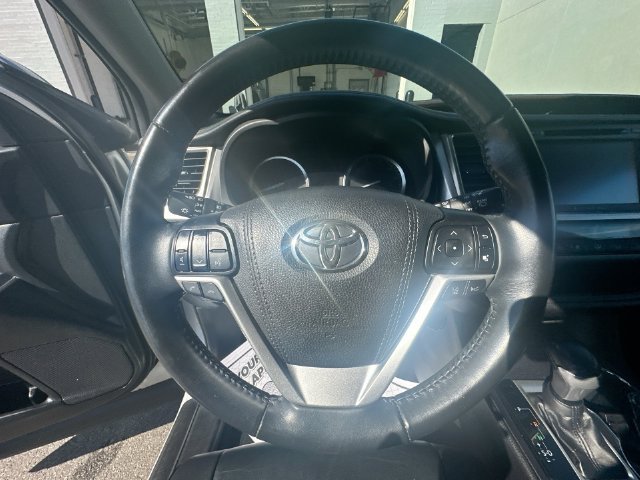 Used 2019 Toyota Highlander XLE AWD/4WD image 17