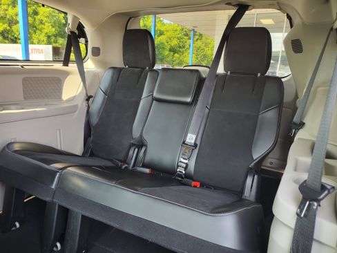 Used 2014 Chrysler Town & Country Touring-L FWD image 24