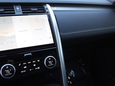 Used 2025 Land Rover Discovery Dynamic SE image 15