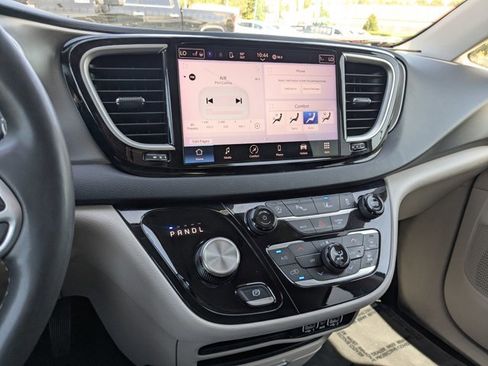 Used 2023 Chrysler Pacifica Touring-L FWD image 10