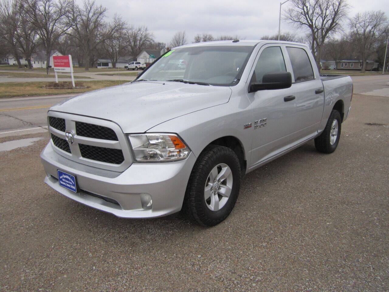Used 2016 RAM 1500 Express RWD image 2