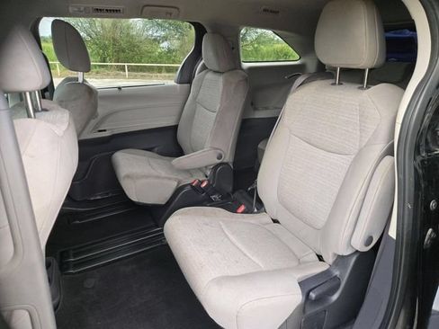 Used 2022 Toyota Sienna LE FWD image 13