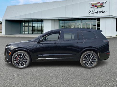 Used 2022 Cadillac XT6 Sport w/ Technology Package image 2