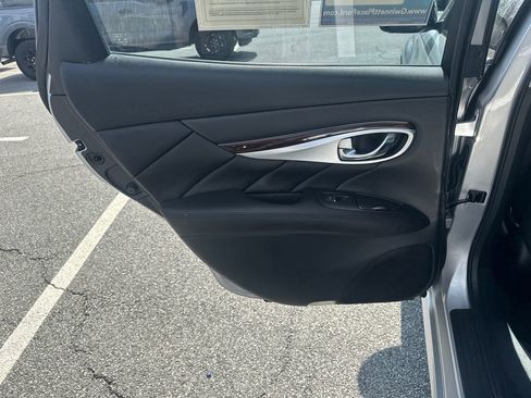 Used 2018 INFINITI Q70 Luxe image 21
