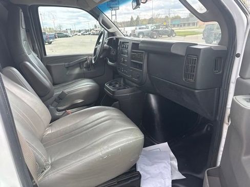 Used 2018 Chevrolet Express 2500 RWD image 5