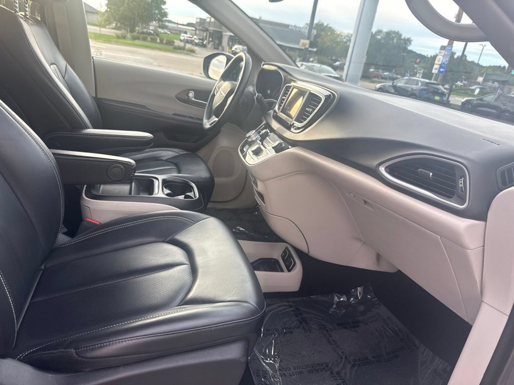 Used 2020 Chrysler Voyager Lxi FWD image 37