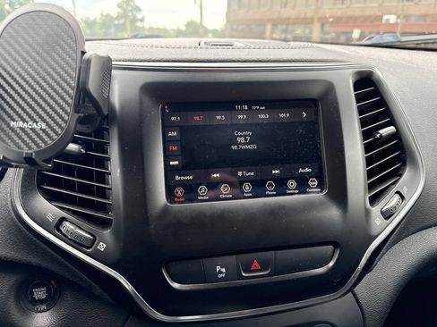 Used 2019 Jeep Cherokee Latitude Plus AWD/4WD image 7