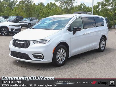 New 2025 Chrysler Pacifica Select