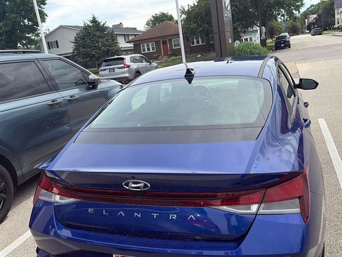 Used 2023 Hyundai Elantra SEL w/ Convenience Package FWD image 11