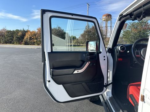 Used 2015 Jeep Wrangler Unlimited Rubicon image 11