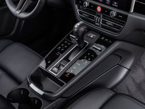 Certified 2026 Porsche Macan AWD/4WD image 34
