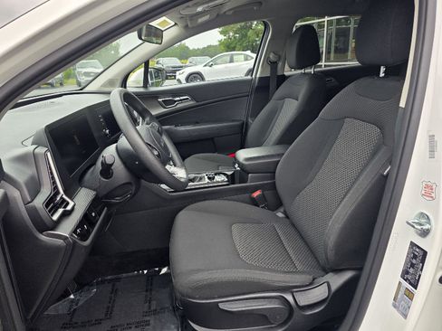 Used 2023 Kia Sportage LX image 9