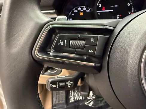 Used 2025 Porsche Macan image 13