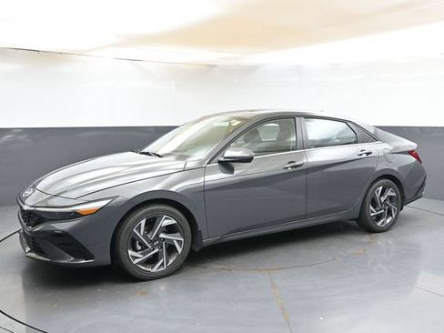 Used 2026 Hyundai Elantra Limited FWD image 2