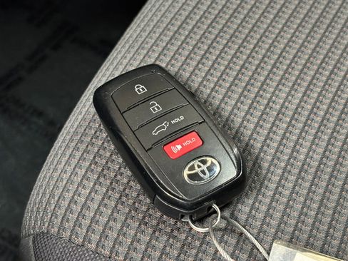 Used 2025 Toyota Highlander LE FWD image 21