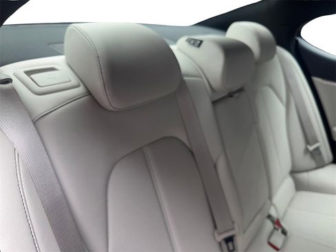 Used 2025 Genesis G70 2.5T image 40