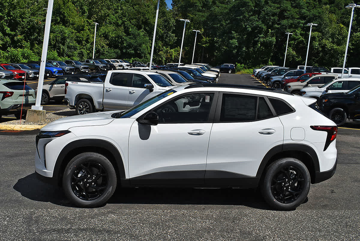 New 2026 Chevrolet Trax LT w/ Sunroof Package FWD image 3