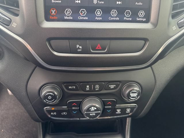 Used 2020 Jeep Cherokee Trailhawk w/ Cold Weather Group AWD/4WD image 3