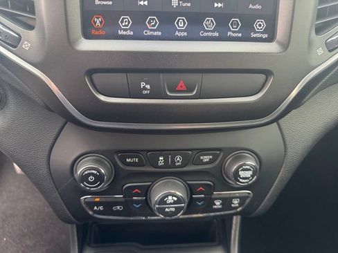 Used 2020 Jeep Cherokee Trailhawk w/ Cold Weather Group AWD/4WD image 3
