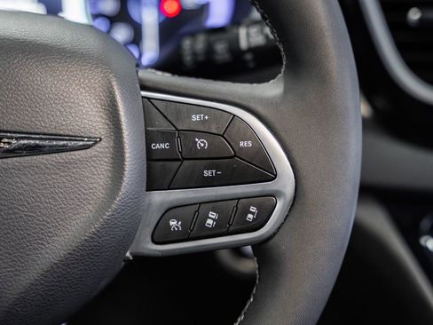 Used 2025 Chrysler Pacifica Select image 32