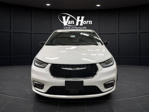 Used 2026 Chrysler Pacifica Select FWD image 2