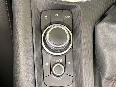 Used 2017 MAZDA MX-5 Miata Club image 25