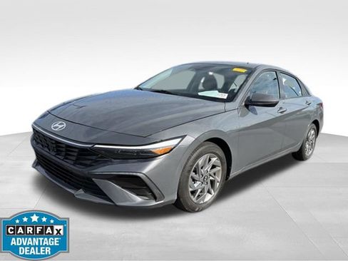 Used 2024 Hyundai Elantra Blue FWD image 3