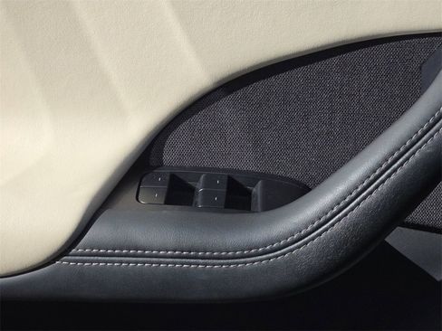 Used 2022 Tesla Model S image 31