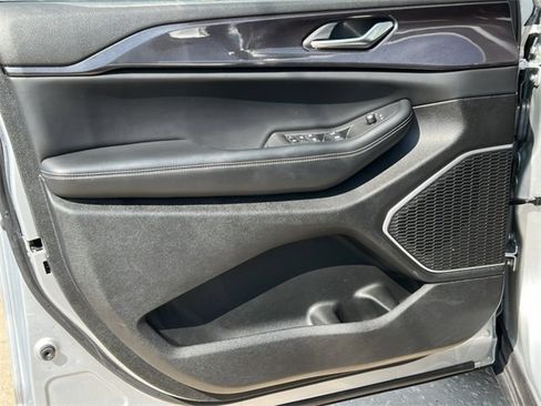 Used 2022 Jeep Grand Cherokee Altitude image 12