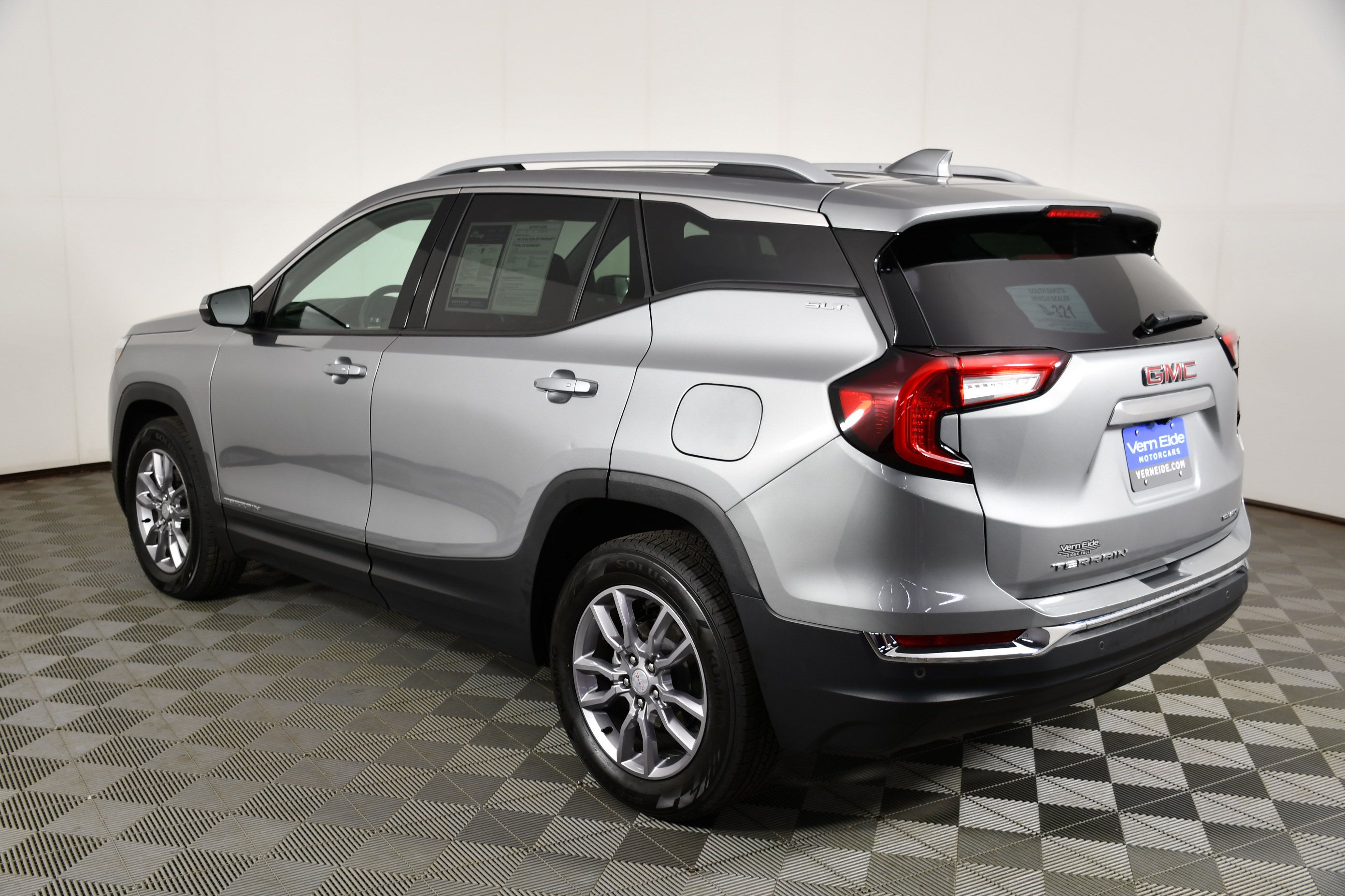Used 2024 GMC Terrain SLT w/ Tech Package AWD/4WD image 8