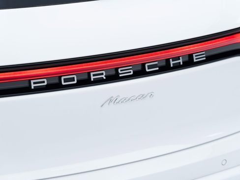 Certified 2026 Porsche Macan AWD/4WD image 13