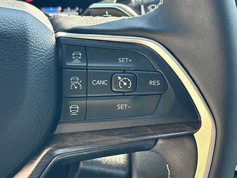 Used 2025 Jeep Grand Cherokee Limited AWD/4WD image 30