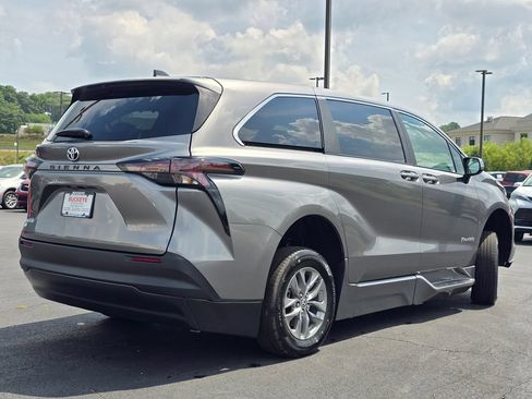 Used 2026 Toyota Sienna LE FWD image 15