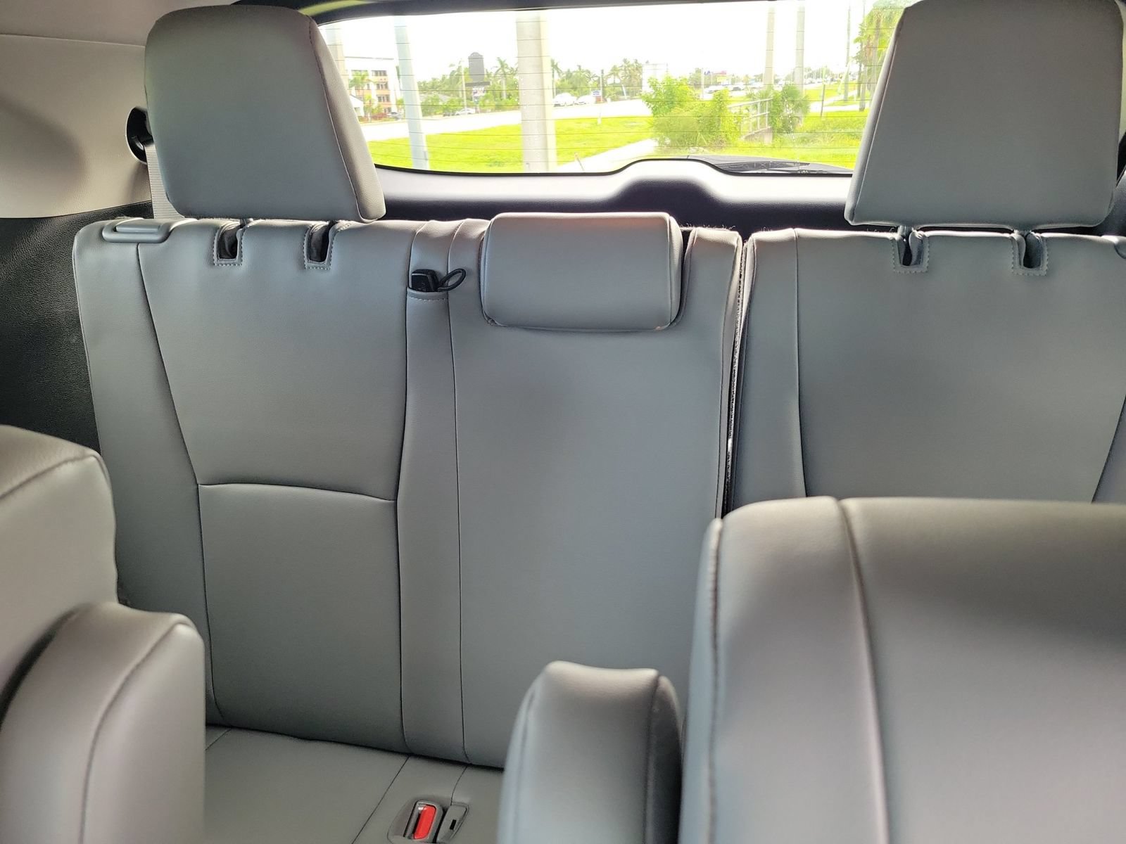 Used 2020 Toyota Highlander XLE AWD/4WD image 12