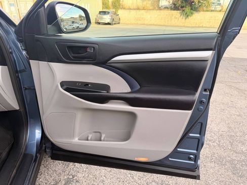 Used 2017 Toyota Highlander Plus w/ Carpet Mat Package FWD image 35