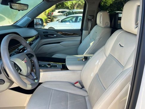 Used 2022 Cadillac Escalade Premium Luxury Platinum w/ Heavy-Duty Trailer Package AWD/4WD image 9