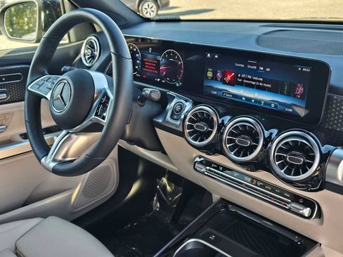 Used 2025 Mercedes-Benz GLB 250 4MATIC image 10