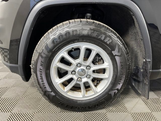 Used 2019 Jeep Grand Cherokee Laredo AWD/4WD image 10