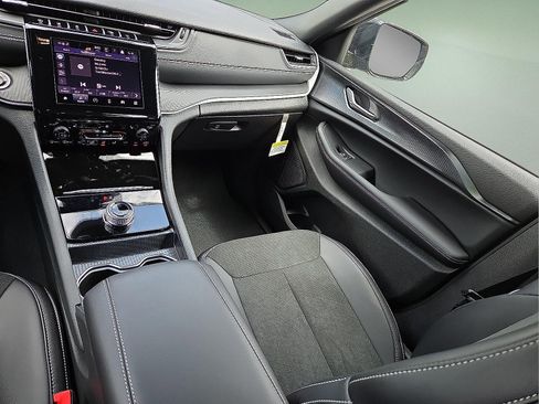 New 2025 Jeep Grand Cherokee L Altitude image 13