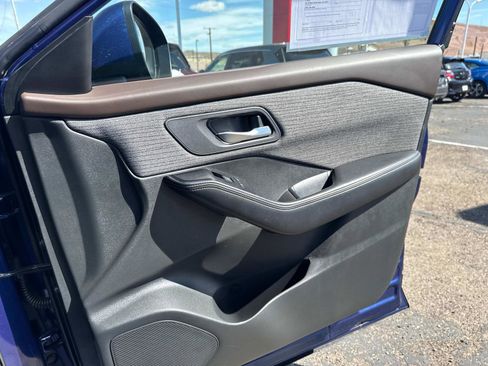 Used 2023 Nissan Rogue SV FWD image 12