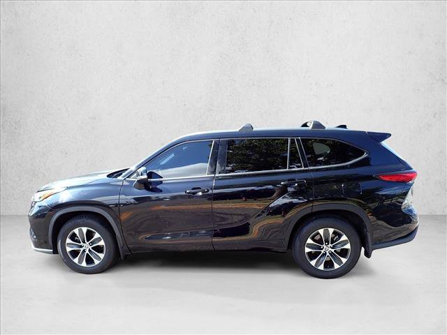 Used 2020 Toyota Highlander XLE AWD/4WD image 2