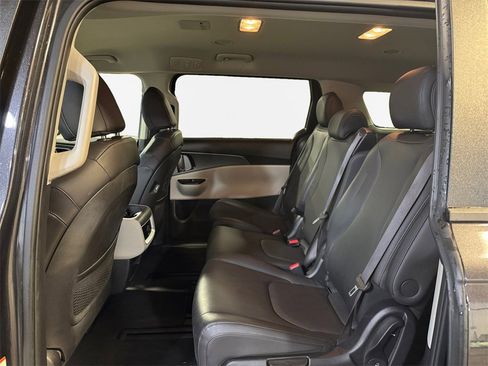 Certified 2024 Kia Carnival LX image 24