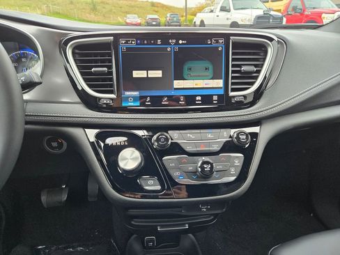 New 2026 Chrysler Pacifica Select w/ S Appearance Package image 18