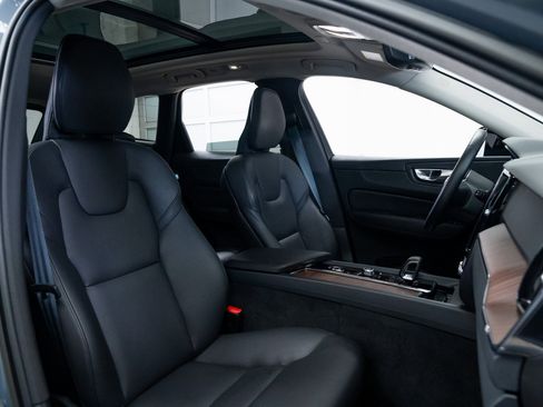 Used 2023 Volvo XC60 B5 Plus image 24