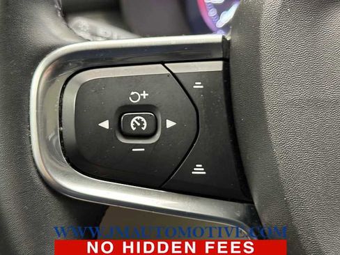 Used 2022 Volvo XC40 T5 Momentum w/ Climate Package image 39