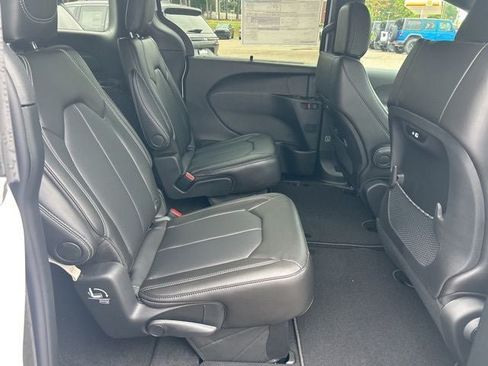 New 2027 Chrysler Pacifica Select AWD/4WD image 11