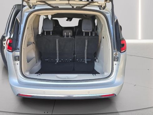 Used 2023 Chrysler Pacifica Touring-L FWD image 21