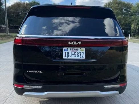 Used 2024 Kia Carnival EX image 4