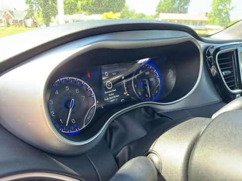 Used 2022 Chrysler Pacifica Touring-L w/ S Appearance Package FWD image 13
