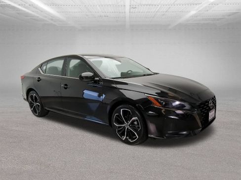 Used 2024 Nissan Altima 2.5 SR FWD image 10